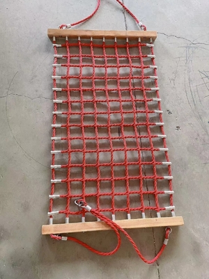 Rote Farbspielplatz-Kinder wiegen 150cmx80cm mit hängendem Seil